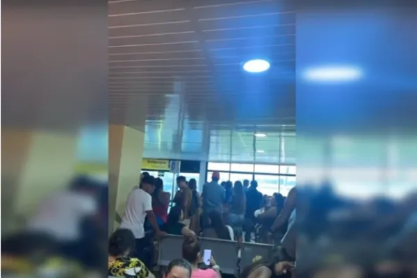 
				
					Azul cancela voo e deixa passageiros “ilhados” em Fernando de Noronha
				
				