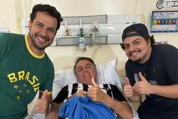 
				
					Bolsonaro é internado pela segunda vez com infecção de pele em Manaus
				
				