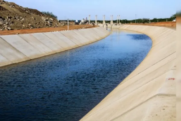 
				
					Canal do Sertão irriga e aquece economia de Alagoas
				
				