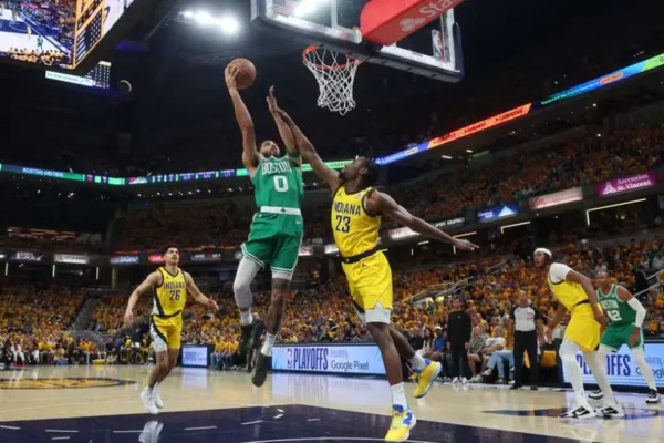 
				
					Celtics vencem os Pacers e aumentam a vantagem nas finais do Leste
				
				