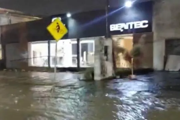 
				
					Chuvas provocam alagamentos e estragos em Maceió e no interior
				
				