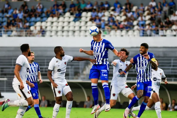 
				
					Com dois gols de pênalti, CSA e Botafogo-PB ficam no empate: 1x1
				
				