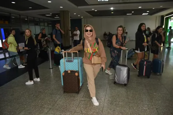 
				
					De chinelo com meia, Deolane Bezerra desembarca sozinha em aeroporto
				
				
