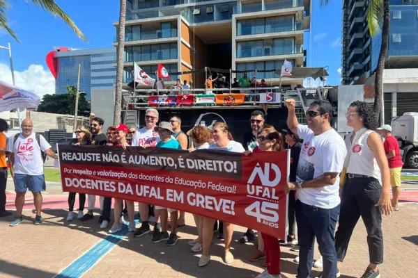 
				
					Dia do Trabalhador é marcado por manifestação na orla de Maceió
				
				