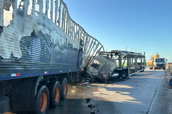 
				
					Dois caminhões batem, pegam fogo e interditam trecho da BR-101 em Pilar
				
				
