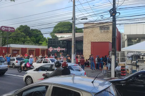 
				
					Eleitores enfrentam longas filas no último dia para transferir título em Maceió
				
				