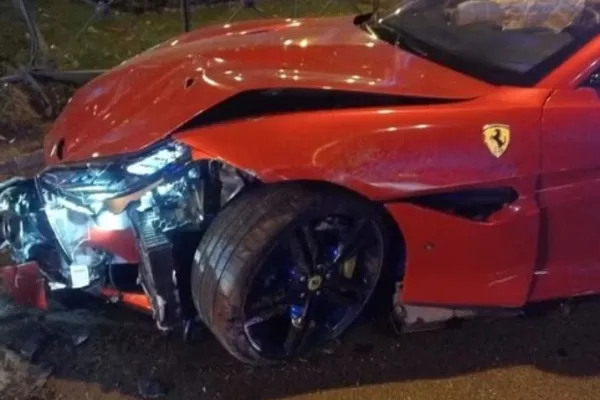 
				
					Esposa de jogador brasileiro destrói Ferrari em acidente na Espanha
				
				