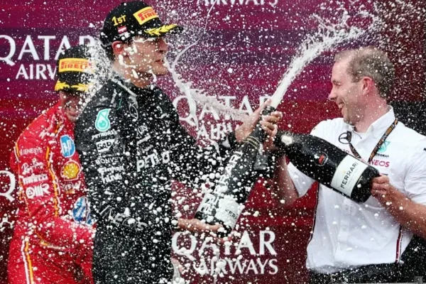 
				
					George Russell vence GP da Áustria após caos entre Verstappen e Norris
				
				