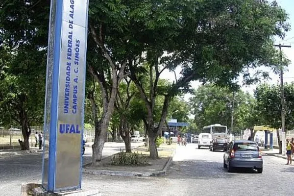 
				
					Greve no Ifal e na Ufal deixa mais de 40 mil estudantes sem aula
				
				