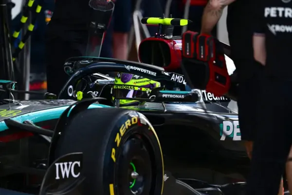 
				
					Hamilton diz que “existe para vencer” e “já está farto” de momento da Mercedes
				
				