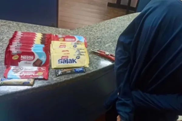 
				
					Homem é preso após furtar 28 barras de chocolate
				
				
