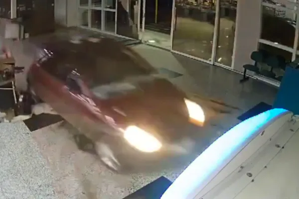 
				
					Homem invade mercado com carro para perseguir ex-companheira
				
				