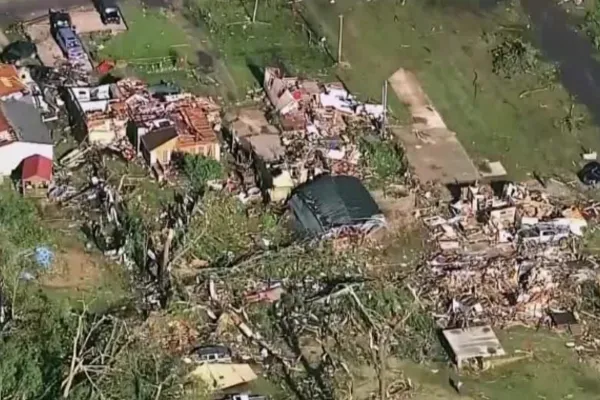 
				
					Imagens aéreas mostram destruição após tornados mortais em Oklahoma, nos EUA
				
				