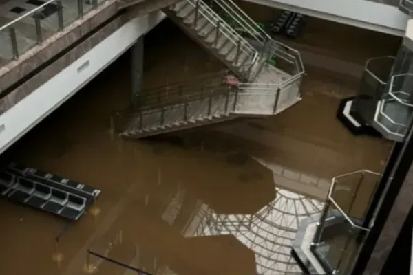 
				
					Imagens mostram Aeroporto de Porto Alegre tomado pela água; veja
				
				
