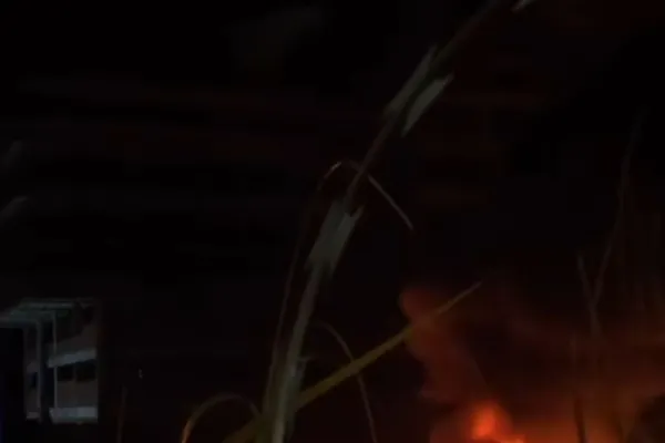 
				
					Incêndio atinge canteiro de obra na Avenida Josefa de Melo, em Cruz das Almas
				
				