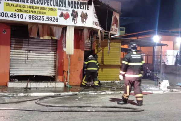 
				
					Incêndio atinge loja de produtos para cavalos no Centro, em Maceió
				
				