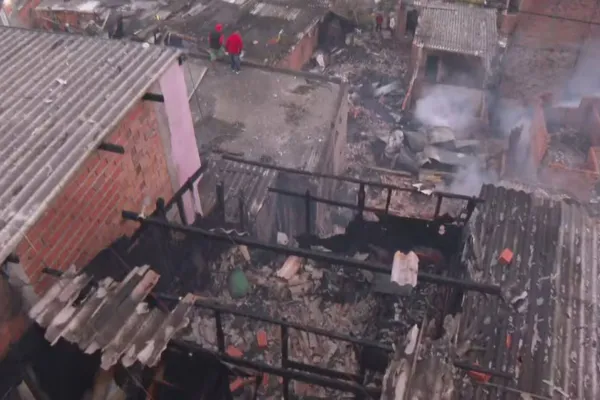 
				
					Incêndio de grandes proporções atinge favela e afeta cerca de 300 famílias
				
				