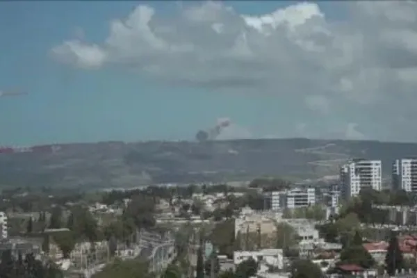 
				
					Israel e Hezbollah trocam fogo pesado em meio à escalada de tensão
				
				