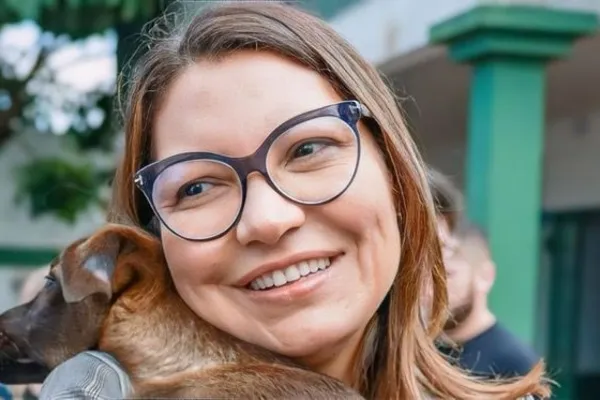 
				
					Janja adota cachorrinha resgatada em tragédia no RS
				
				