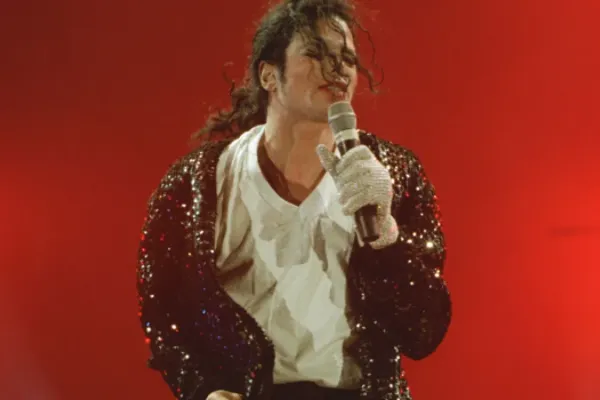 
				
					Jaqueta usada por Michael Jackson em “Billie Jean” será leiloada
				
				
