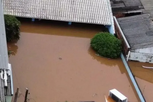 
				
					Jogadores de clubes do RS têm casas inundadas e relatam momentos dramáticos
				
				