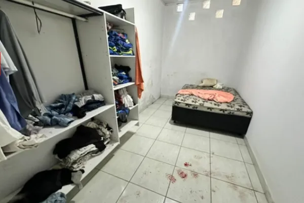 
				
					Jovem é preso após “afundar crânio” de tio durante briga em Goiás
				
				