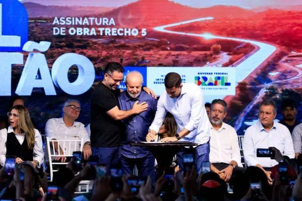 
				
					Lula prega união, destaca força do Legislativo e diz que Paulo pode contar com o governo federal
				
				