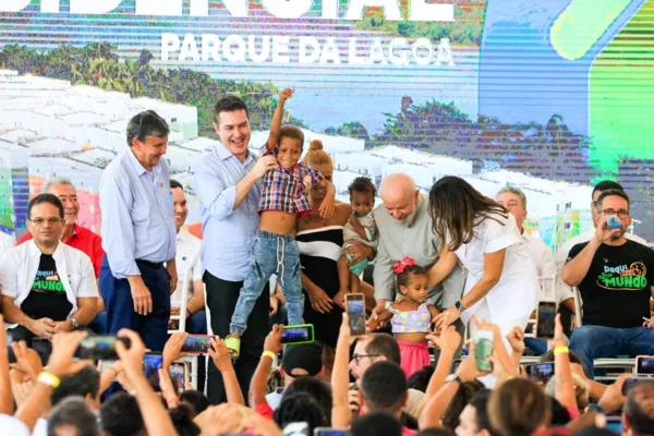 
				
					Lula reúne grupos políticos para entrega de apartamentos a pescadores e marisqueiras em Maceió
				
				