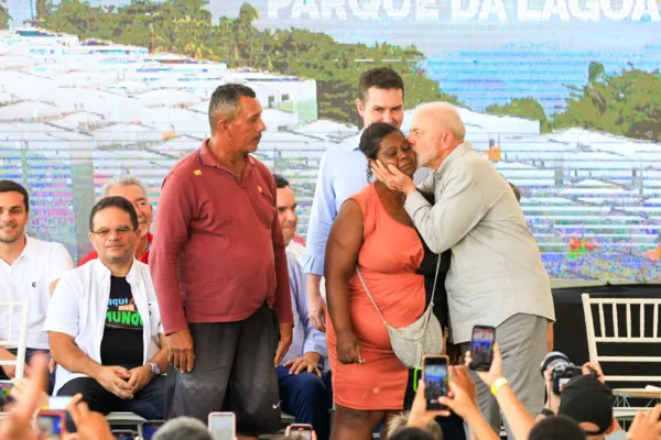 
				
					Lula reúne grupos políticos para entrega de apartamentos a pescadores e marisqueiras em Maceió
				
				
