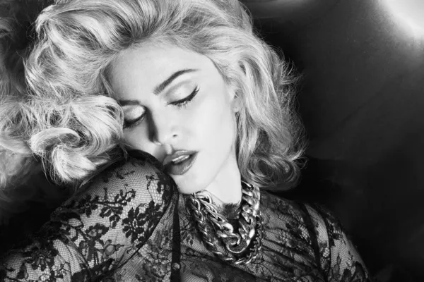 
				
					Madonna é celebrada por fãs alagoanos, que aguardam show deste sábado (4)
				
				