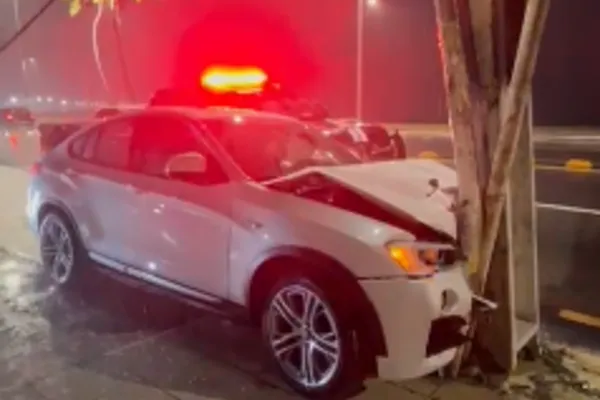 
				
					Motorista de BMW é detida após bater em carros na Jatiúca
				
				
