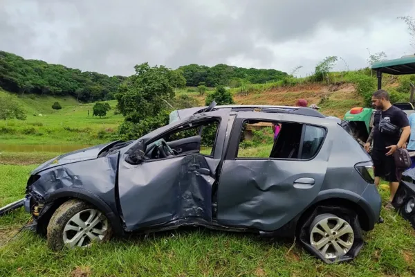 
				
					Motorista perde controle, carro cai em rio e dois ficam feridos
				
				