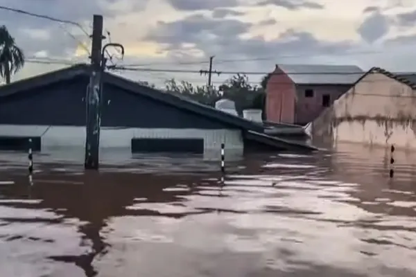 
				
					Nível da água não baixa e mais bairros de Porto Alegre ficam alagados
				
				