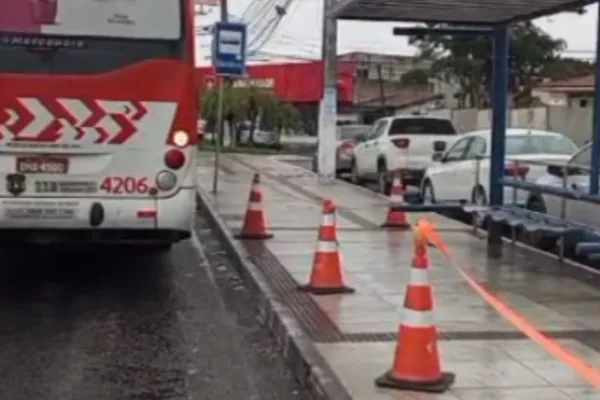 
				
					Ônibus é evacuado após contato com fio de energia na Serraria
				
				