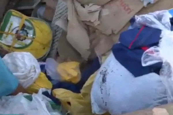 
				
					PC vai investigar descarte de fardamentos e uniformes de prefeituras em caçamba de lixo
				
				