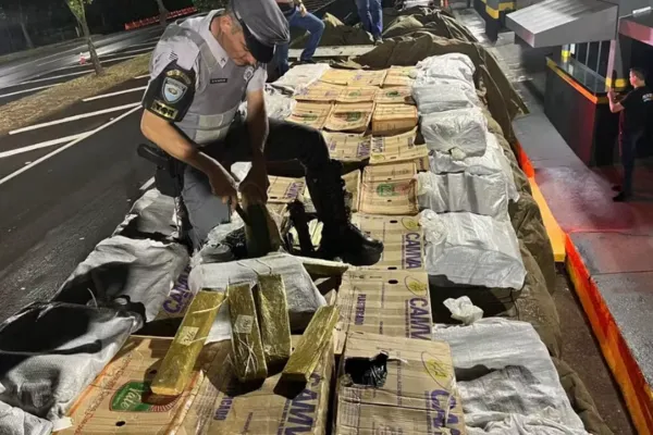 
				
					Polícia apreende 2,5 toneladas de maconha escondidas em caminhão
				
				