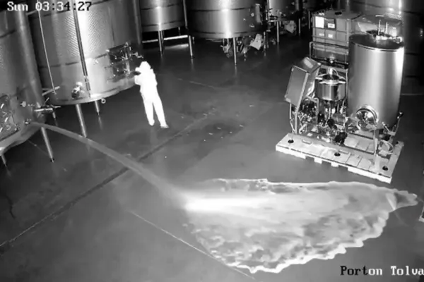 
				
					Por vingança, ex-funcionária derrama 60 mil litros de vinho
				
				