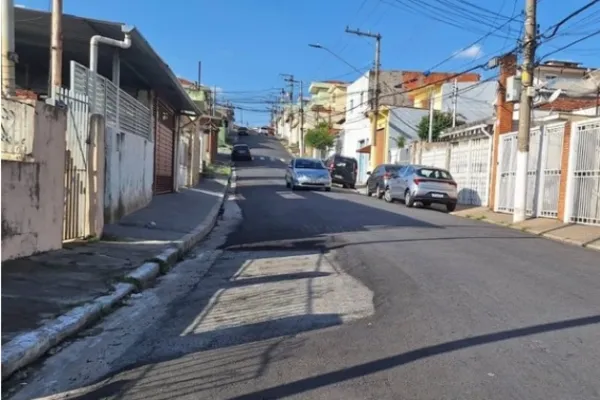 
				
					Prefeitura asfalta rua e deixa “buraco” onde carro estava parado
				
				