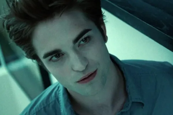 
				
					Robert Pattinson odiava maquiagem reluzente de Crepúsculo, diz ator
				
				