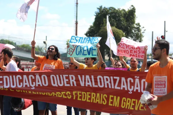 	Servidores e estudantes da Ufal fecham entrada do Campus Maceió	