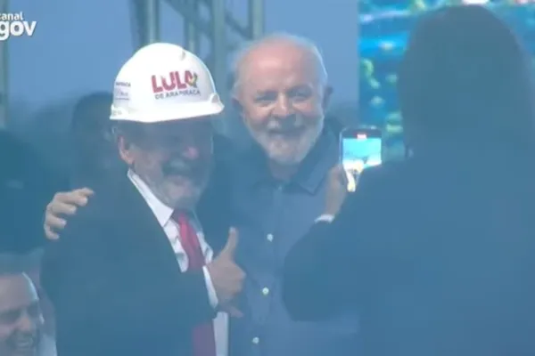 
				
					Sósia do presidente chama atenção em evento em AL: "Tem um Lula lá embaixo"
				
				