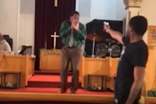 
				
					Vídeo: Homem tenta atirar em pastor nos EUA
				
				