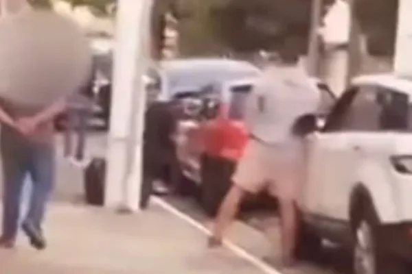
				
					Vídeo mostra delegado urinando em frente a comércio: “Tem problema?”
				
				
