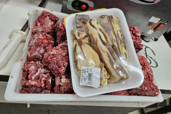 
				
					Visa apreende 120 kg de carne estragada em supermercado do Vergel
				
				