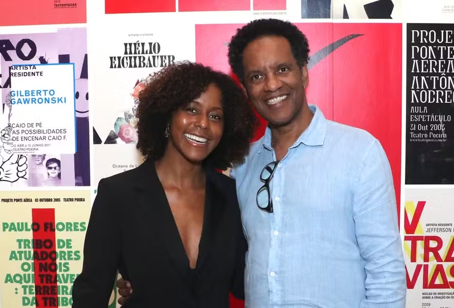 Maju Coutinho e marido curtem programa cultural no feriado