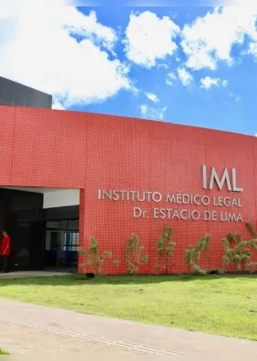 Falso mototaxista atira contra pessoas em sinuca e deixa homem morto e mulher ferida em Maceió