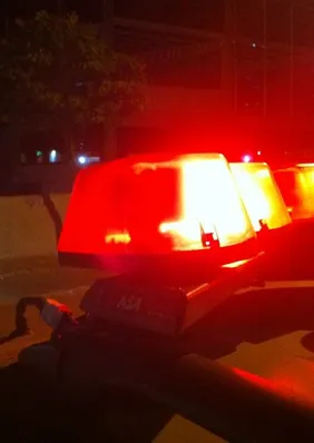 Homem é esfaqueado no pescoço e tem moto roubada após sair de bar em Arapiraca