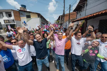 
				‘Adesivaço’, caminhada e desafio ciclístico: o fim de semana dos candidatos à Prefeitura de Maceió
			
			