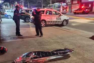 
			
				Agente feminina da GCM reage a assalto, mata suspeito e fere outro
			
			