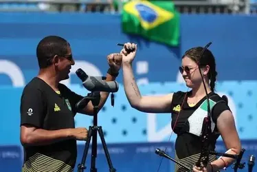 
				Ana Luiza Caetano avança às oitavas em resultado histórico no tiro com arco
			
			